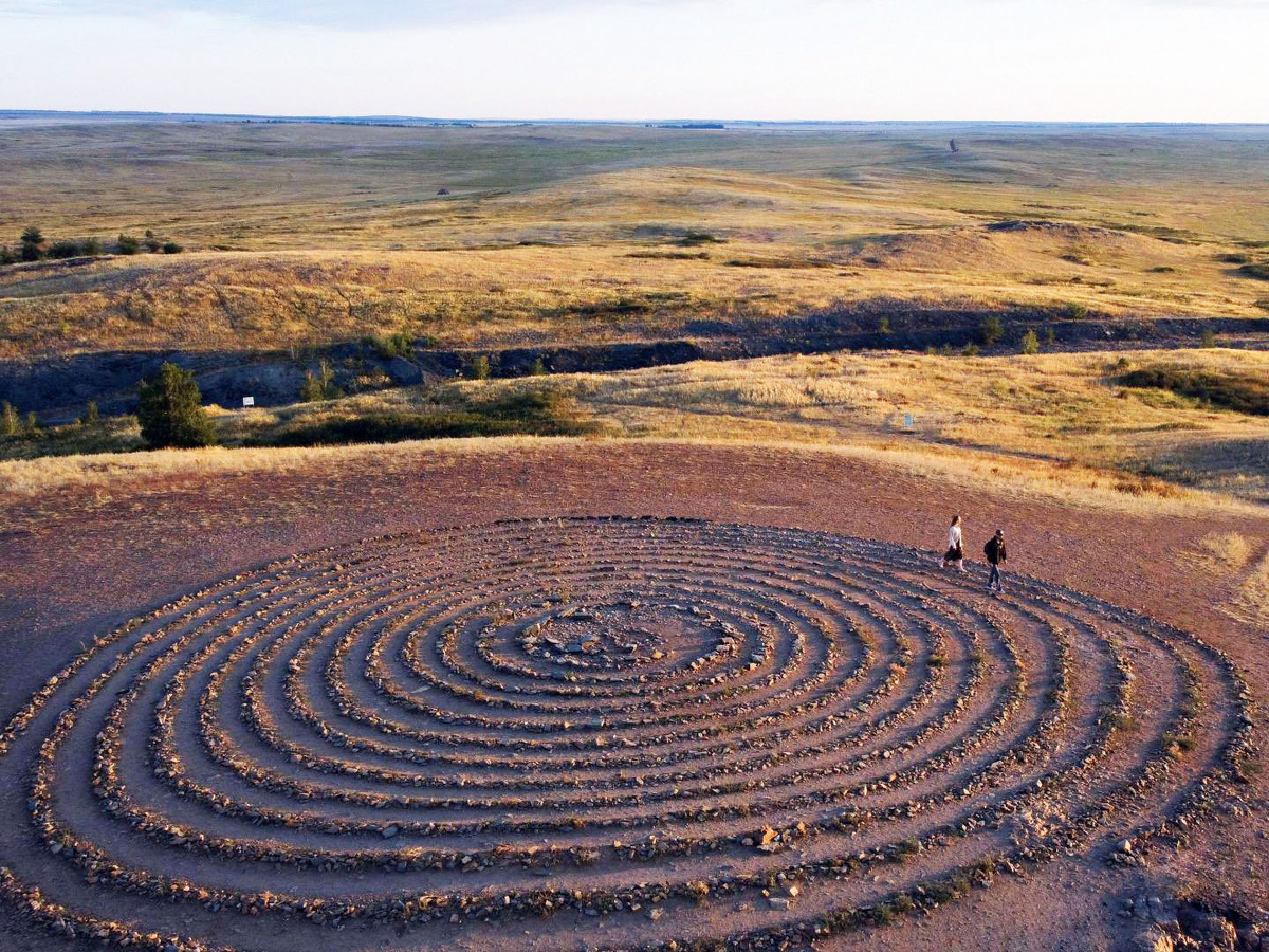 «Спираль жизни» выложена на территории Аркаима в наше время для туристов. Источник фото: https://cpr74.ru/node/19229