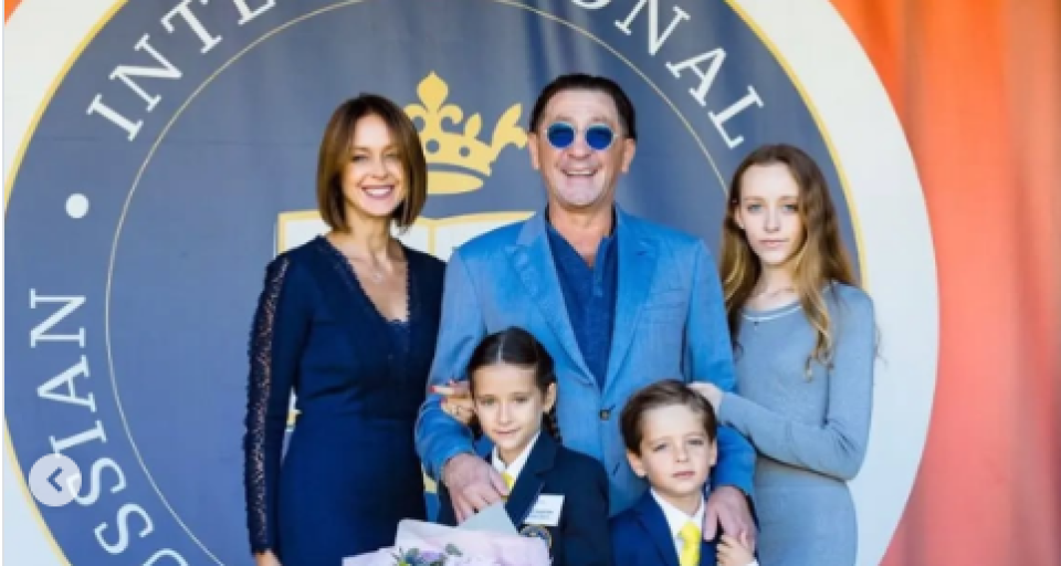    Григорий Лепс и Анна Шаплыкова с детьми. Источник: inst/gvleps *