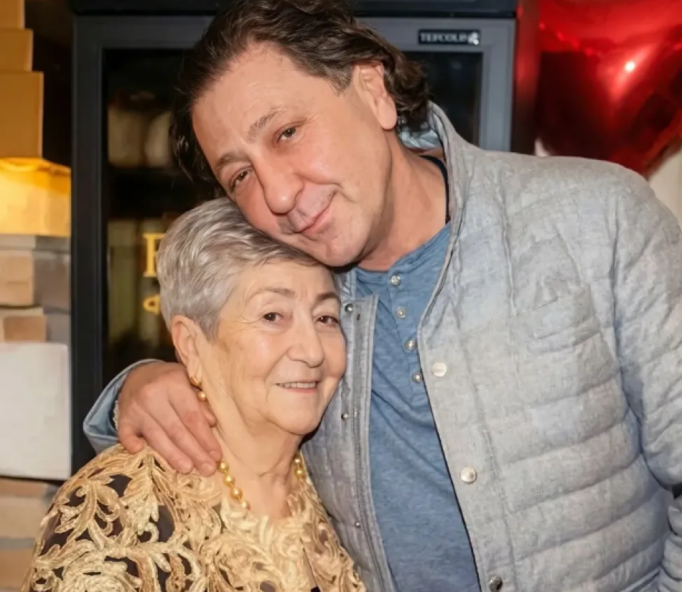    Григорий Лепс с мамой. Источник: inst/gvleps *