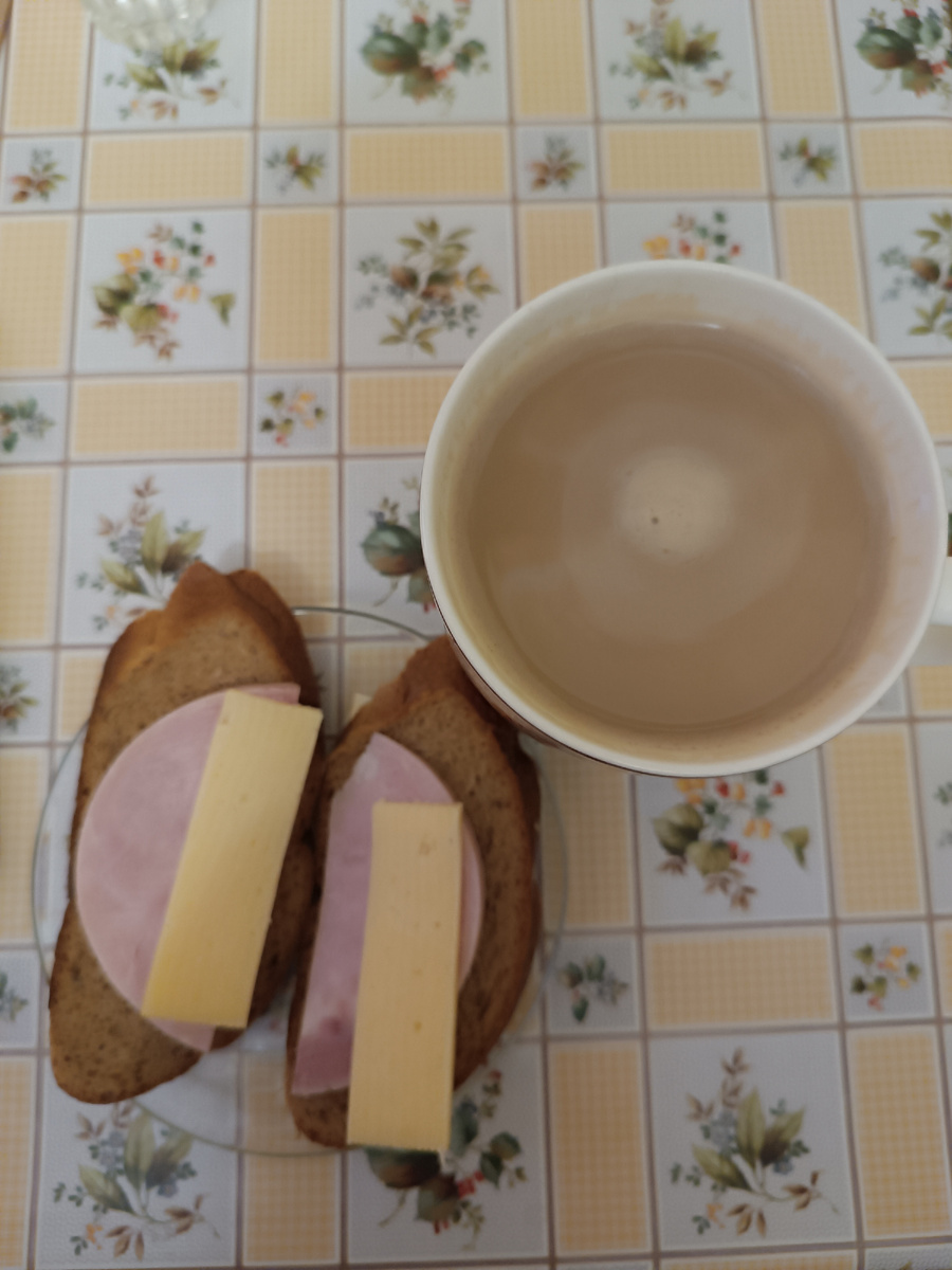 Ржаной хлеб, сыр лёгкий и ветчина