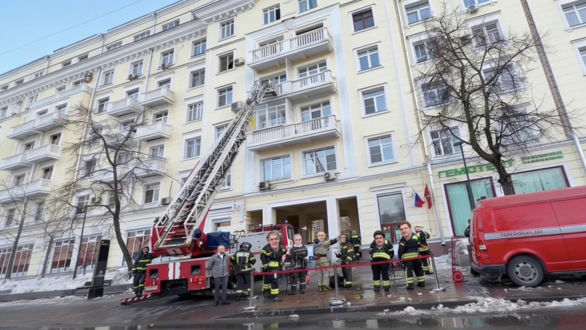    Сотрудники МЧС на месте пожара на Новорязанской улице в Москве. Кадр видео | © ГУ МЧС России по Москве