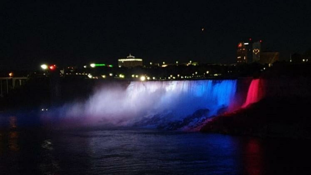 Ниагарский водопад в триколоре / фото: Генконсульство России в Торонто