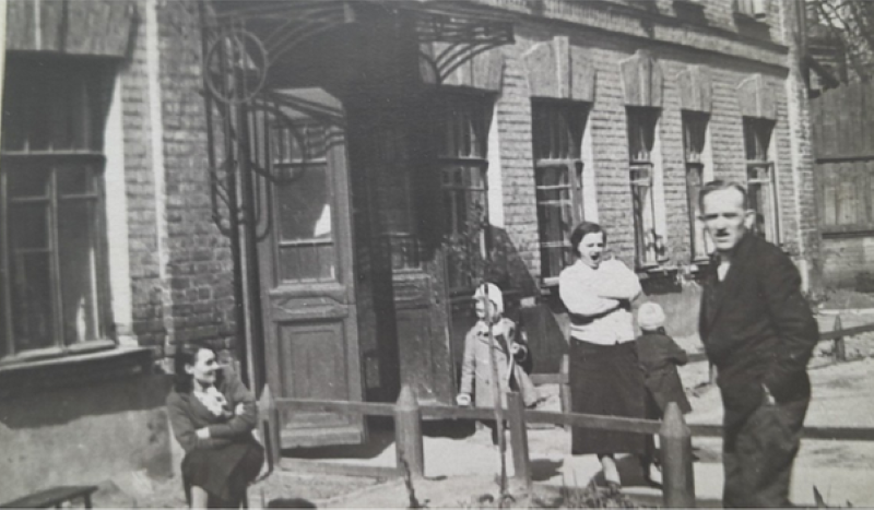 Под нашими окнами. Слева сидит мама, стоят брат отца с женой.