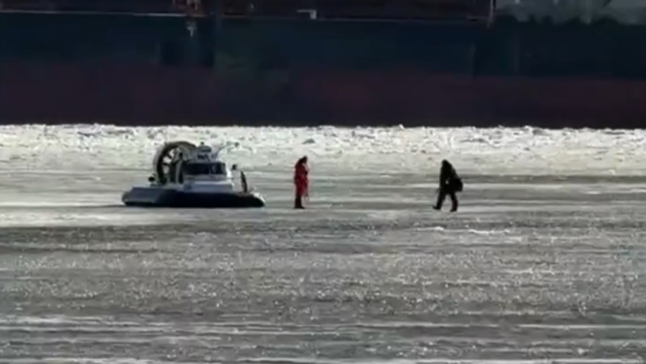    Спасатели сняли с отколовшейся льдины шестерых рыбаков возле "Севкабель порта" Автор фото: 78.ru