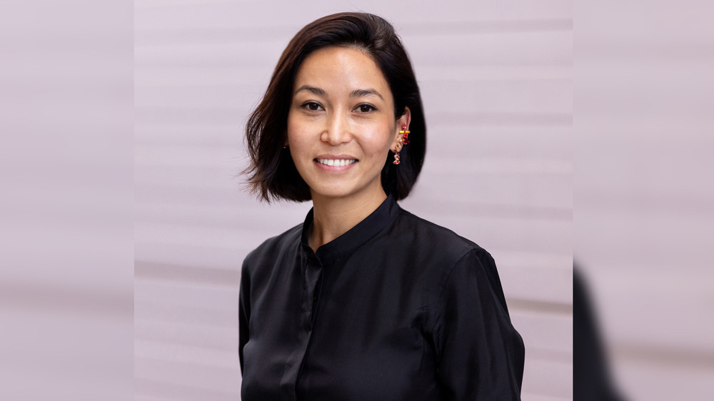    Самым тяжелым периодом для Айнуры было обучение в школе в селе. После учебы не хватало времени на самообразование, приходилось бежать домой, чтобы приготовить поесть, сделать уборку и постирать пеленки младшего брата.