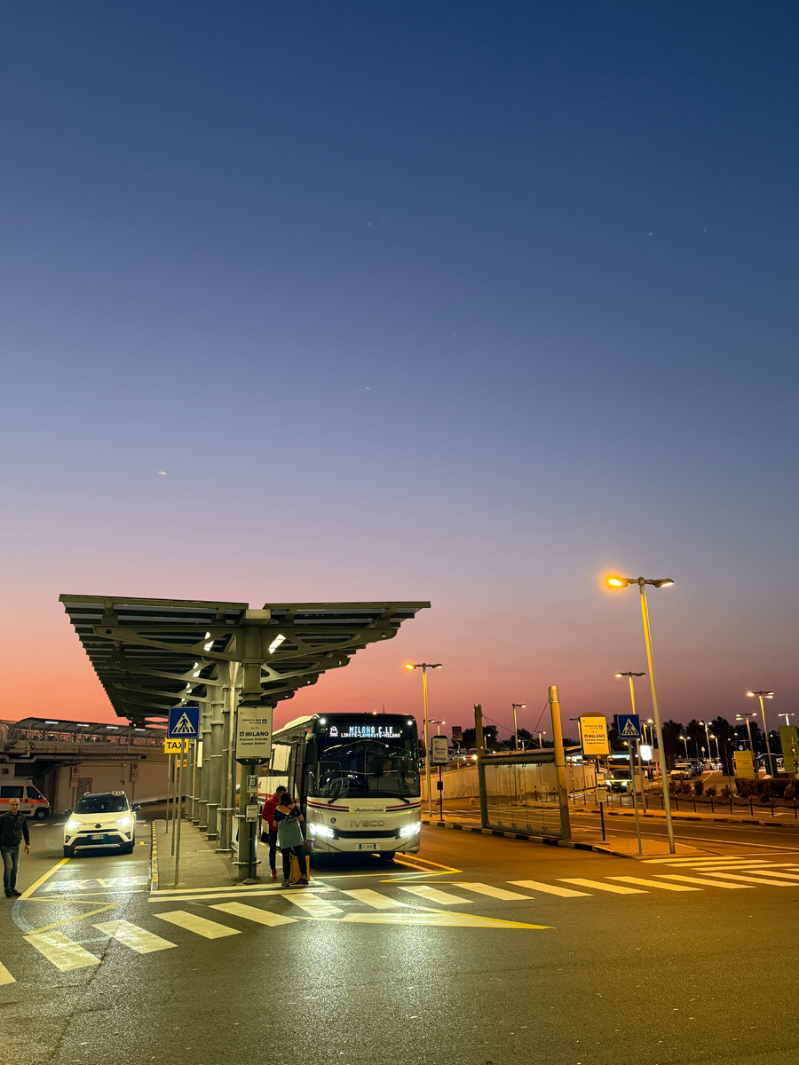 Прилетели в Милан на закате