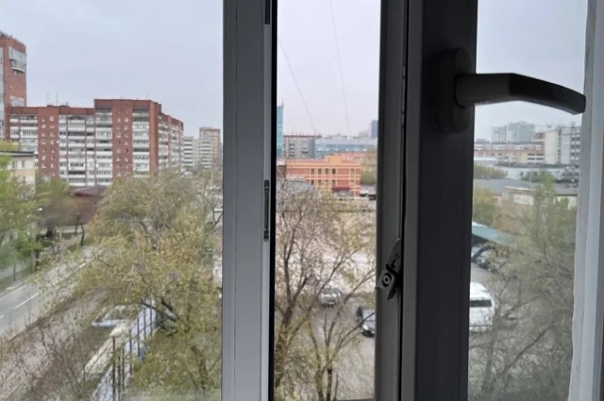    В Перми запертый в квартире четырехлетний мальчик выпал из окна