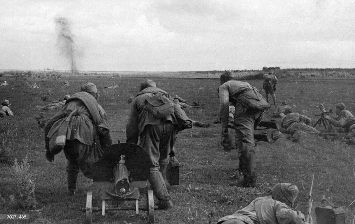     Бойцы капитана Ф. П. Доценко занимают новый рубеж. Харьковская область 1943   
(cc0) Озерский Израиль Абрамович