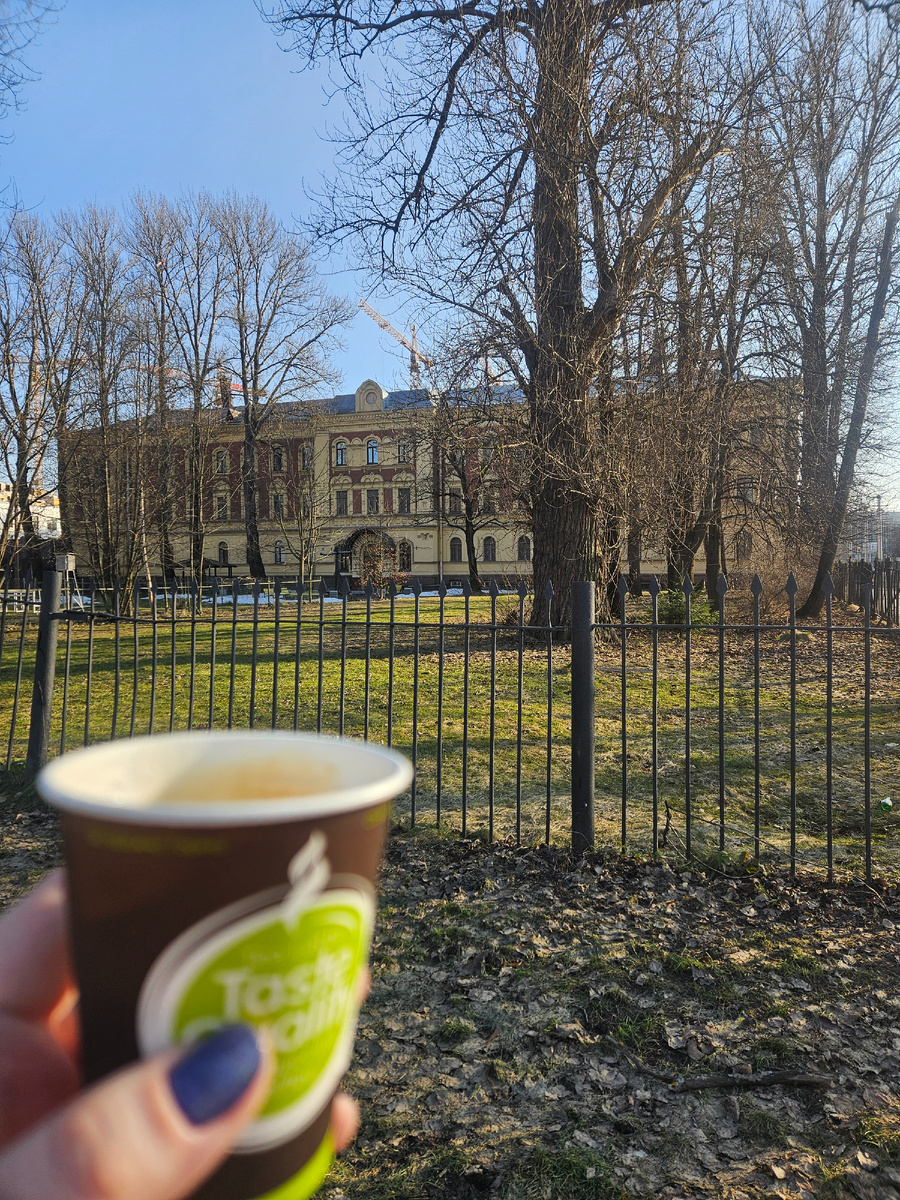 Кофе после лекции на фоне университетского корпуса.