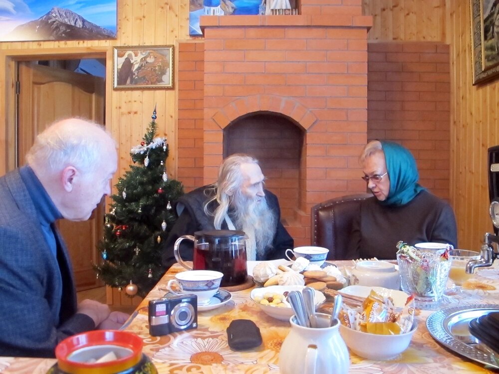    Старец Илий с Надеждой Рокоссовской и ее супругом Александром Урбаном. Фото: АиФ/ Мария Позднякова