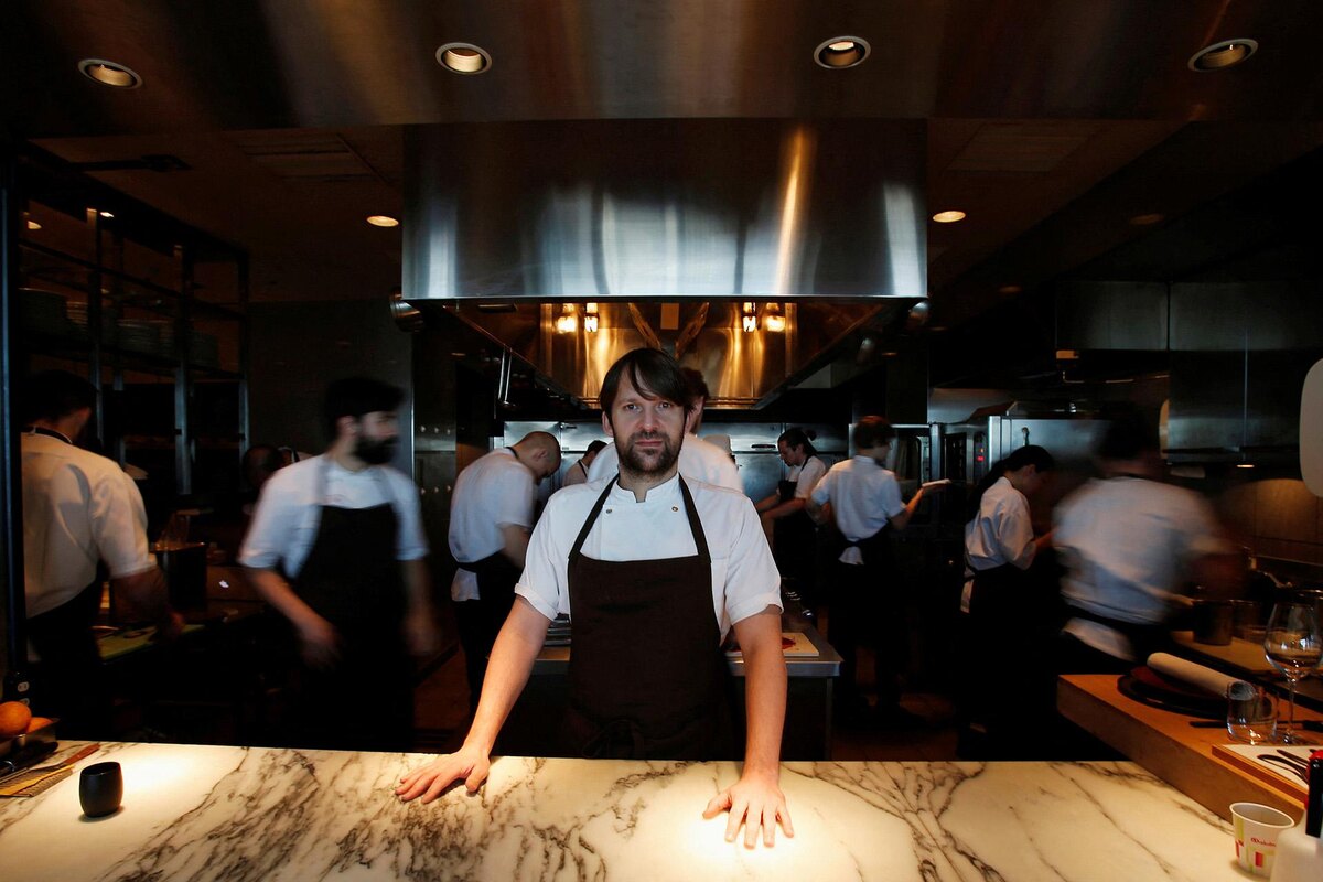 FOOD-CHEFS / REDZEPI / Yuya Shino / REUTERS📷Редзепи в ресторане Noma в отеле Mandarin Oriental Tokyo