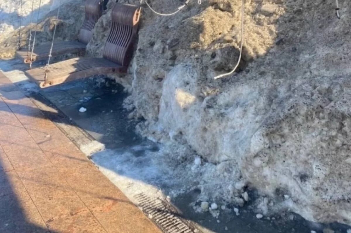    Жители Челябинска просят мэрию очистить набережную от снежных завалов