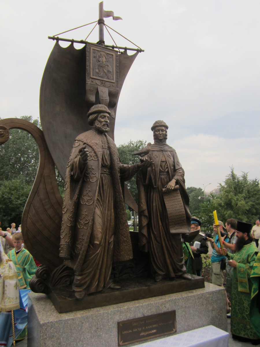 Фото из открытых источников интернета. Памятник Петру и Февронии Муромским в Екатеринбурге