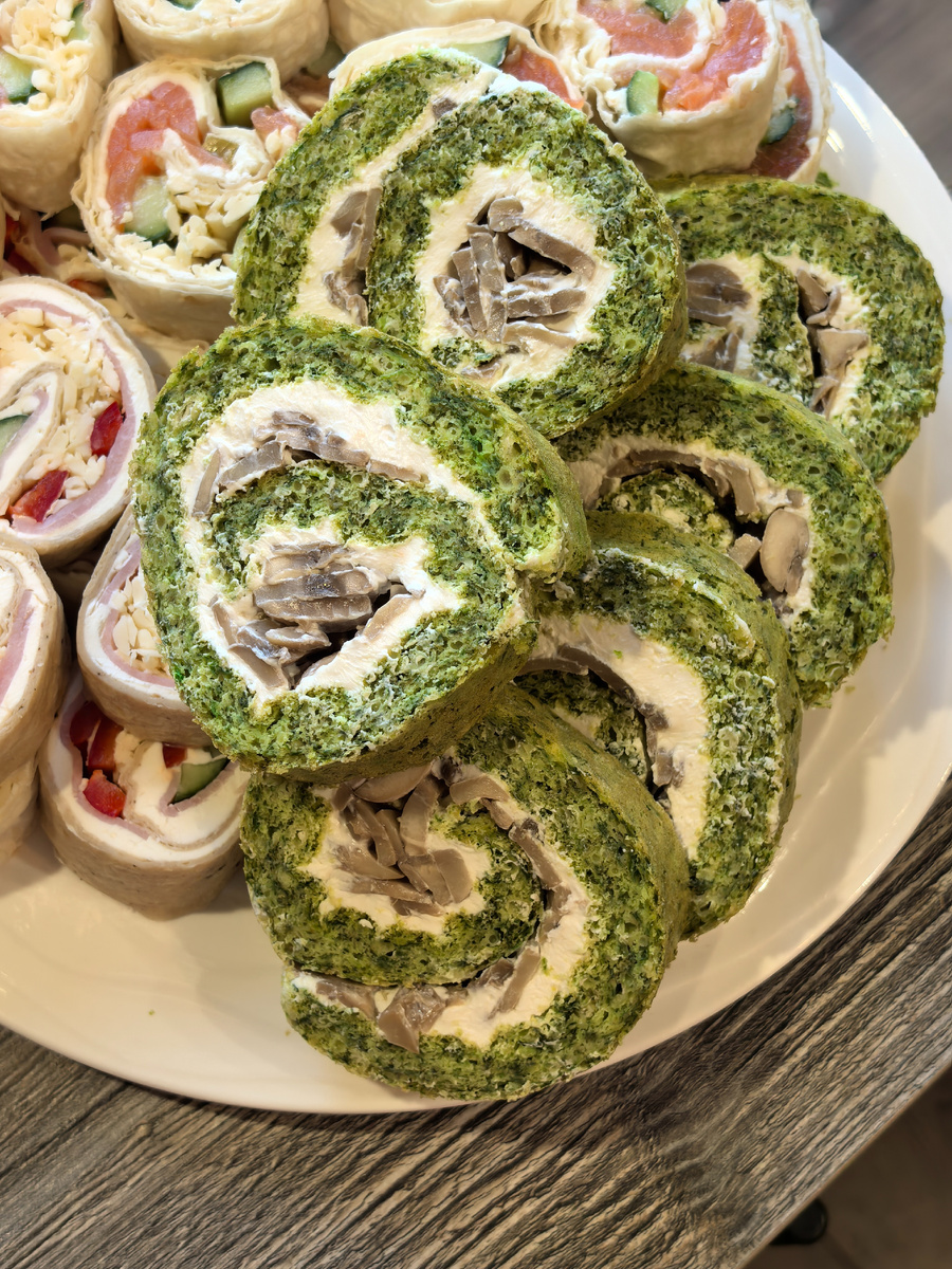 Бисквитный рулет со шпинатом, грибами и сыром