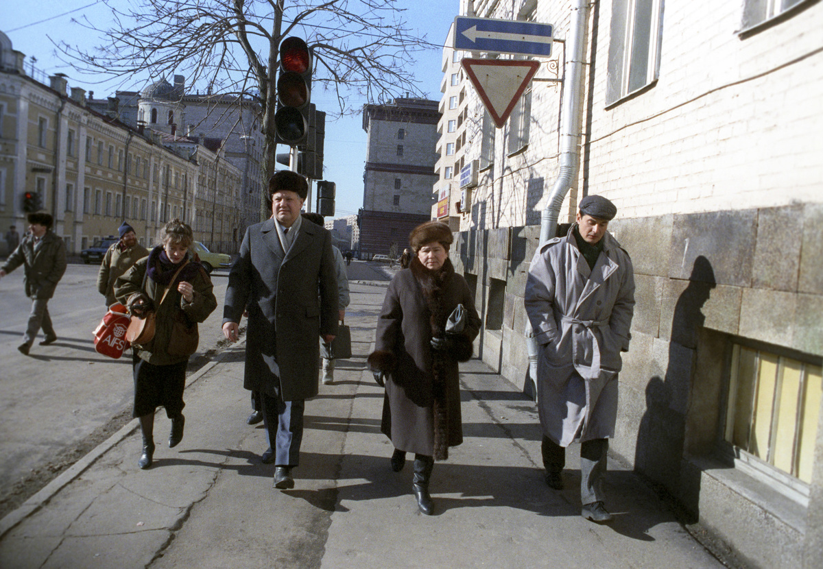     Всесоюзный референдум о сохранении СССР. Председатель Верховного совета РСФСР Борис Николаевич Ельцин (слева) с супругой Наиной направляются на избирательный участок / РИА Новости / В. Чистяков