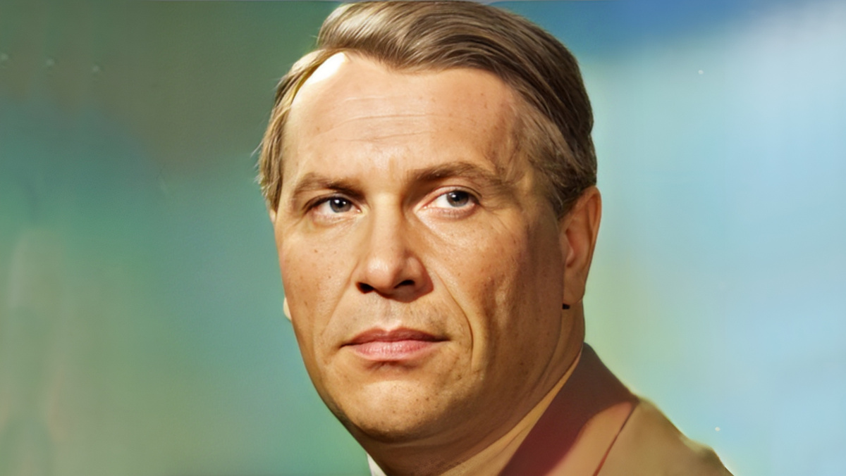 Марк Наумович Бернес (имя при рождении — Менахем-Ман Неухович Нейман) — советский актёр кино и дубляжа, эстрадный певец.