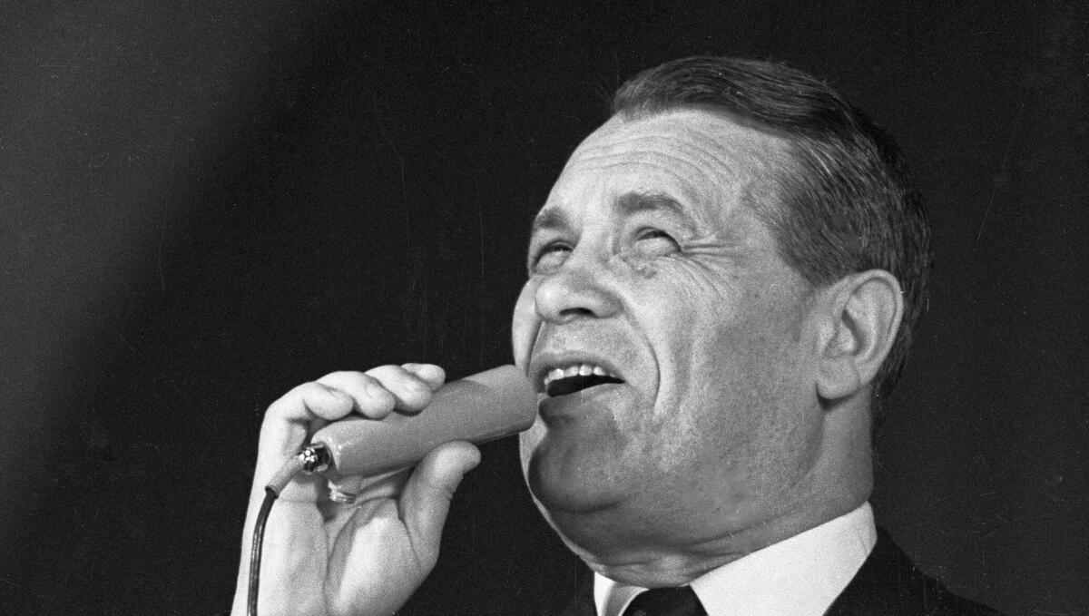 Марк Наумович Бернес — советский актёр кино и дубляжа, эстрадный певец.