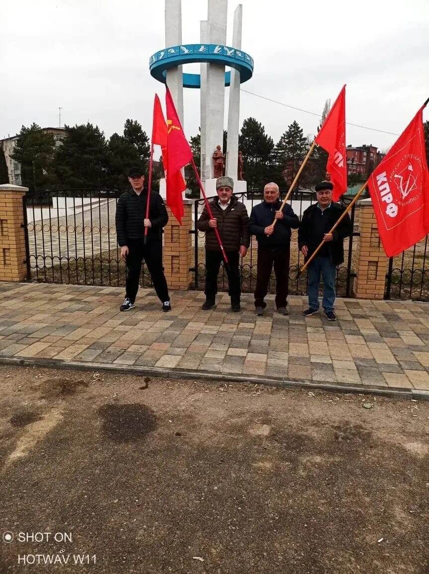 Возложили цветы на Вечноу Огню в Малокарачаевском районе. Фото активистов КПРФ Карачаево-Черкесии.