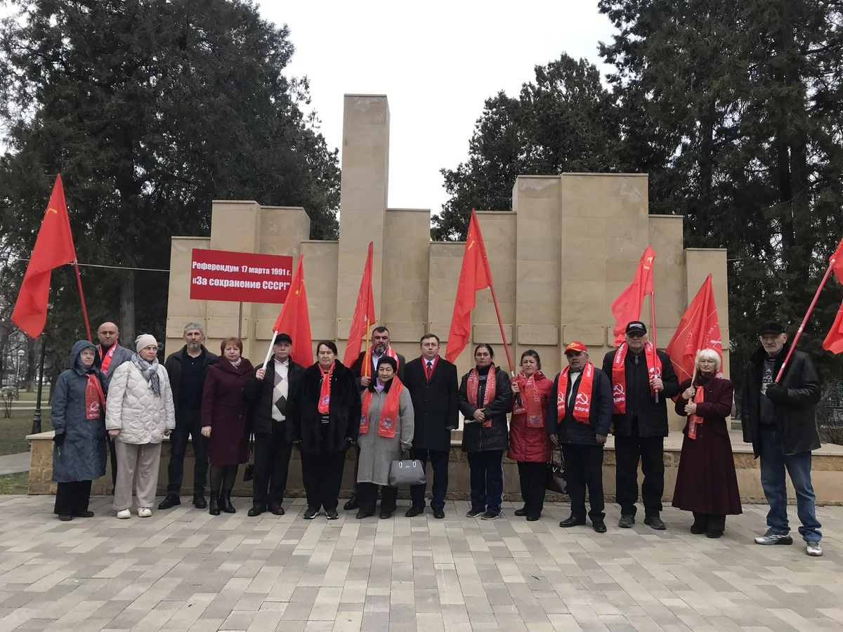 Фото активистов КПРФ Карачаево-Черкесии.