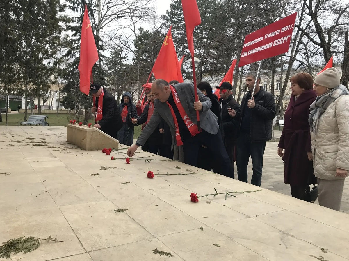 Фото активистов КПРФ Карачаево-Черкесии.
