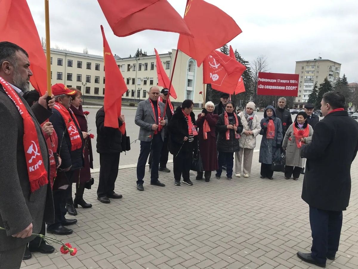 Фото активистов КПРФ Карачаево-Черкесии.