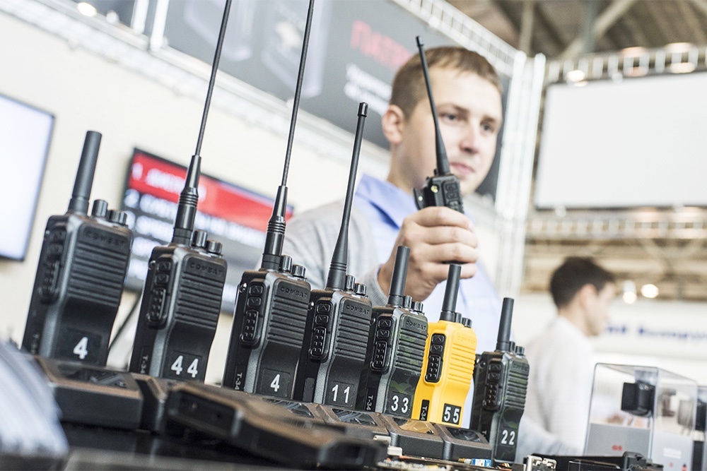    Из-за застройки в городах рации работают лишь на небольших расстояниях. / Фото: РИА Новости