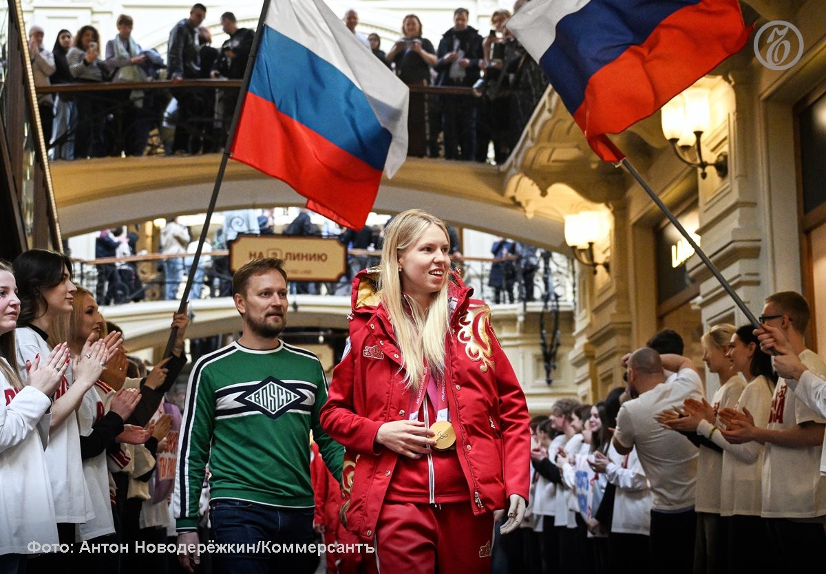 Двукратная олимпийская чемпионка, серебряный и бронзовый призер Паралимпийских игр 2026 Варвара Ворончихина (справа) на церемонии