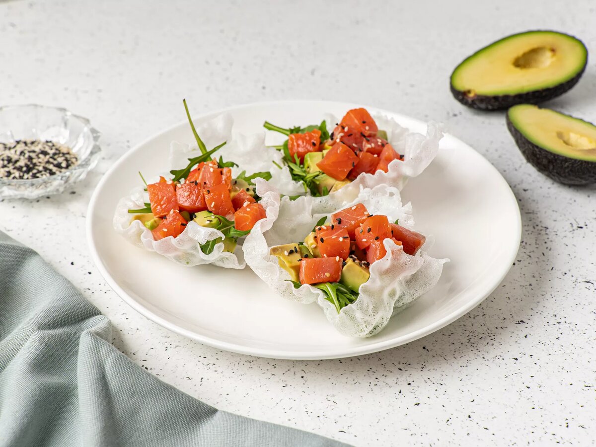 Закуска с рыбой и авокадо на рисовой бумаге