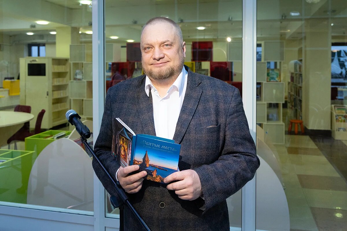    Илья Тимин с книгой «Святые места. Карелия. Кондопожский район». Фото: «Республика» / Михаил Никитин
