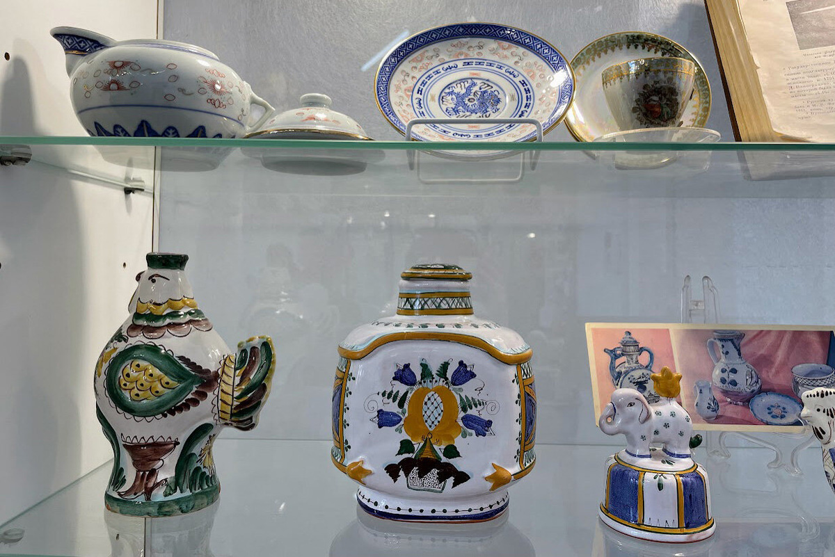 В музее при Гжельском фарфоровом заводе можно увидеть старинные расписные сосуды