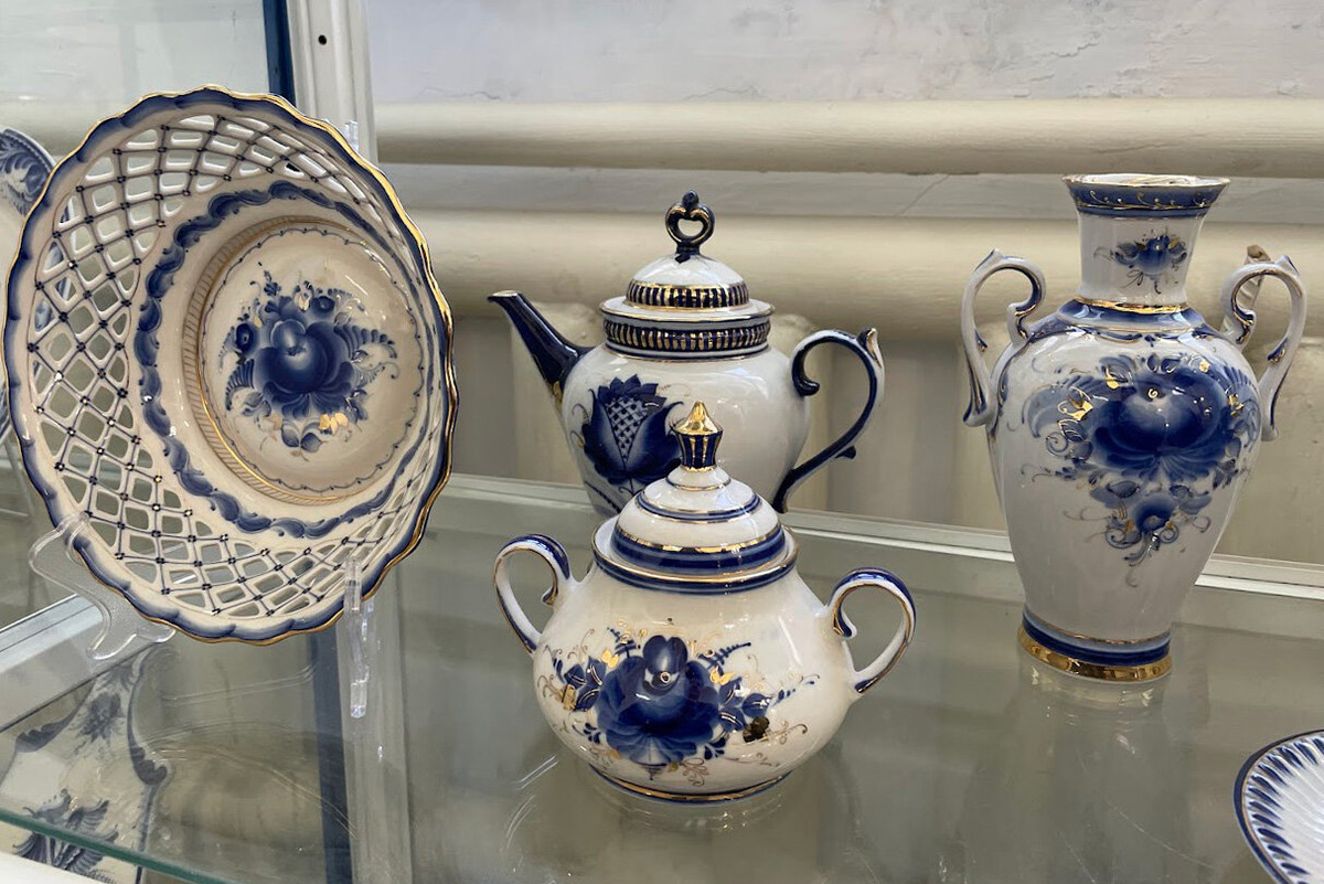 Роза-«агашка» — самый популярный мотив гжельской росписи: ей украшают практически каждое изделие