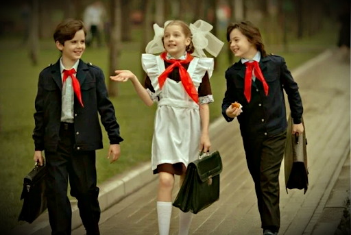 Школьная форма за 25 рублей и портфель за 8: сколько стоило собрать ребёнка в школу в СССР и что это значит сегодня