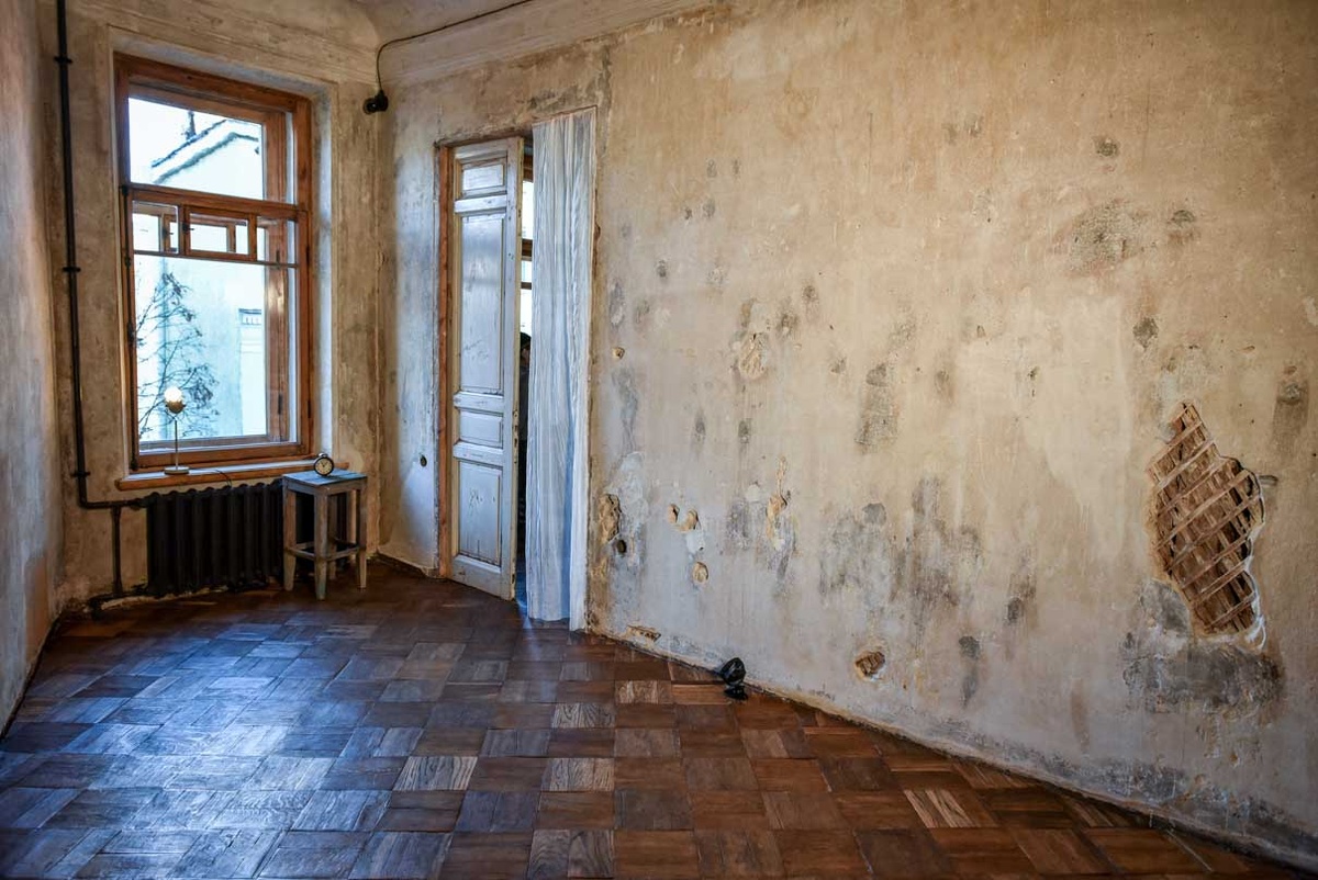 В этой комнате жил Александр Введенский. В воспоминаниях она описана как "странной неправильной формы". В комнате нет экспонатов, только старый будильник