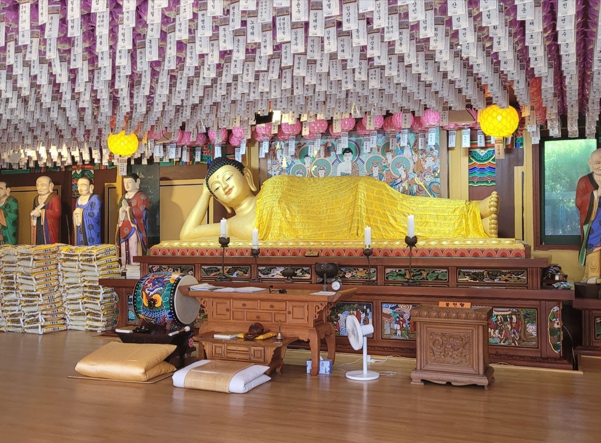 Статуя Будды в одном из храмов Пусана. Фото автора 