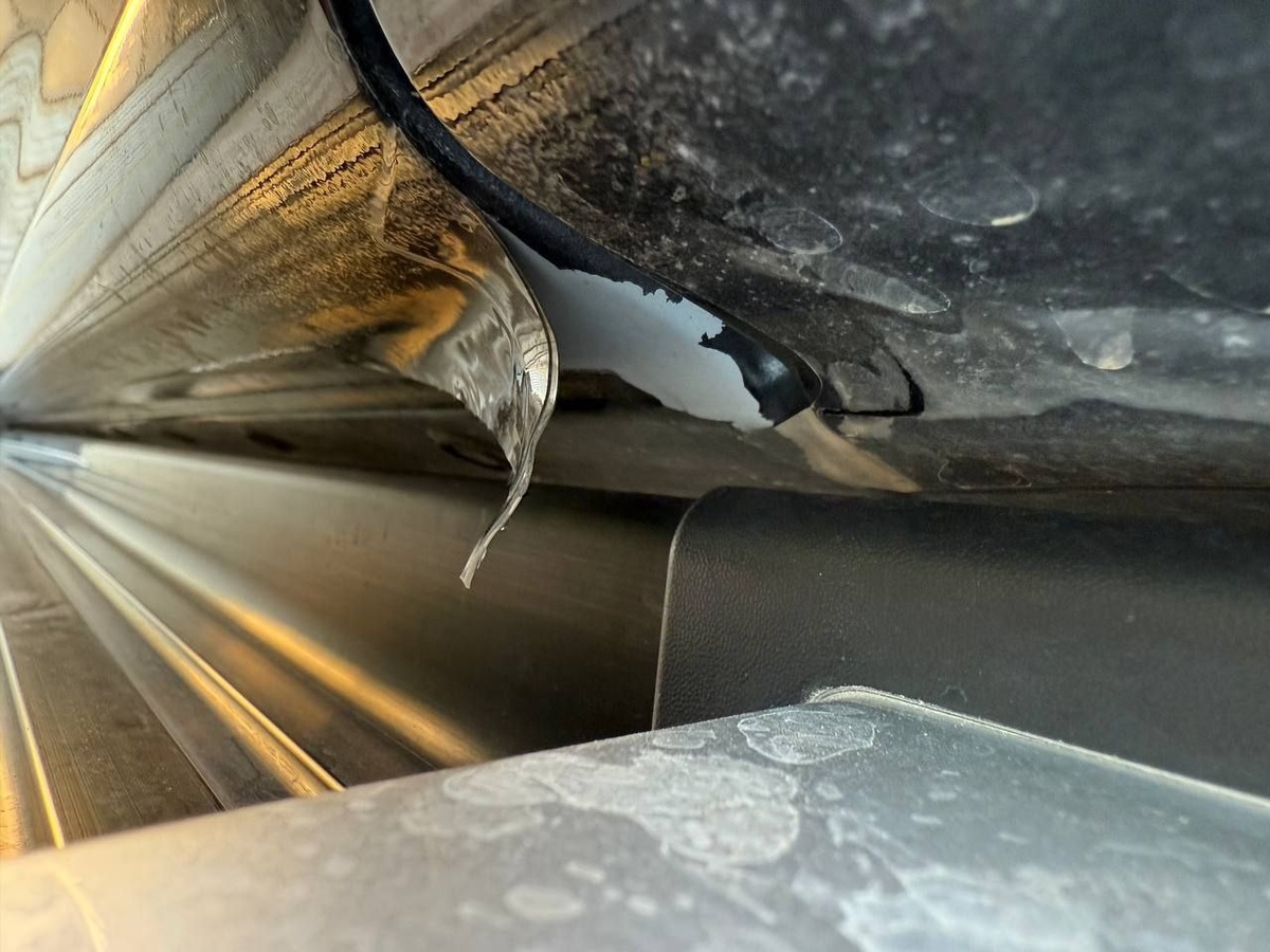 Да, оказывается такая фигня бывает... И на заводском окрасе...