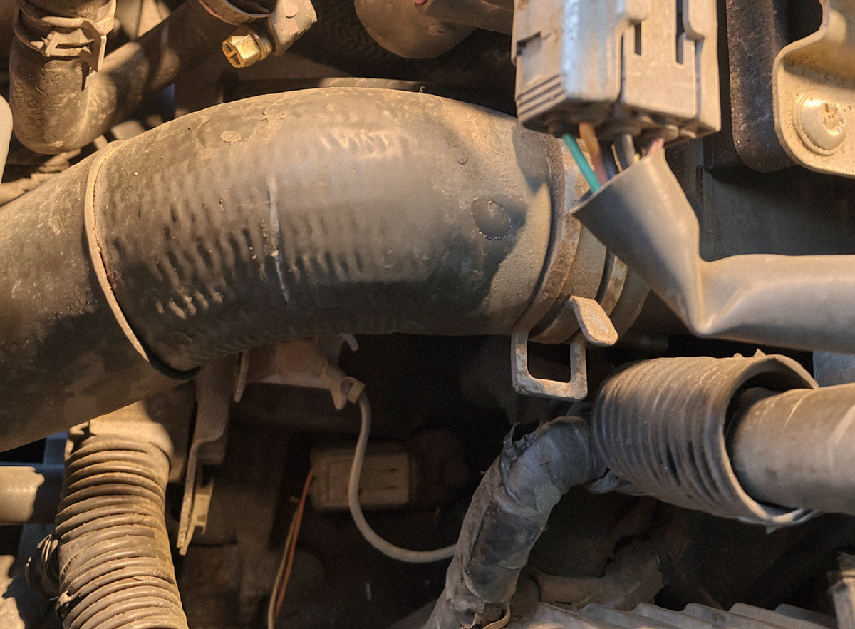 Патрубок радиатора мазды