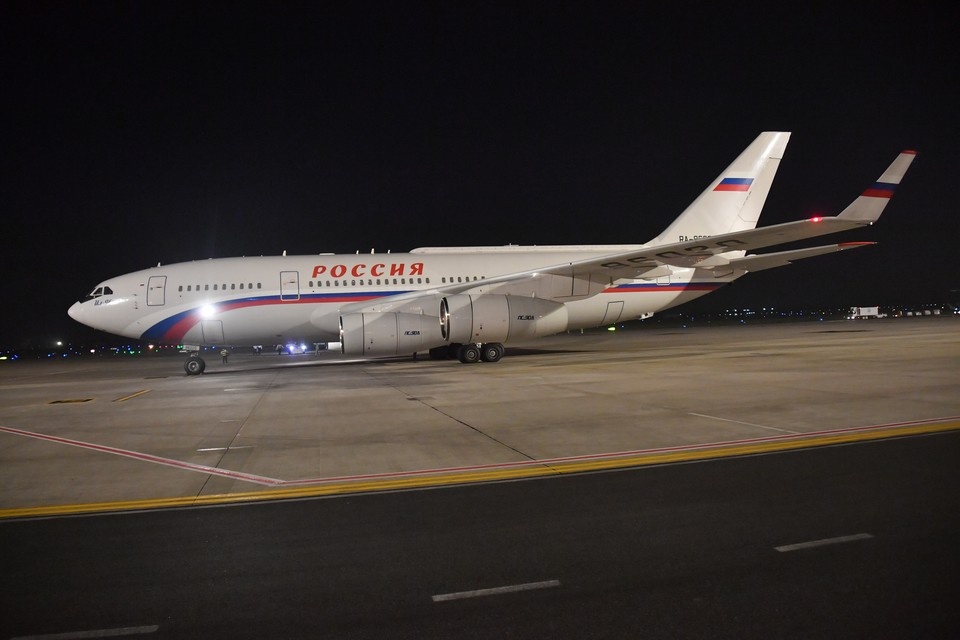    Не повезло и тем, кто летел из Сочи. Этот рейс сегодня отменен. Владимир ВЕЛЕНГУРИН