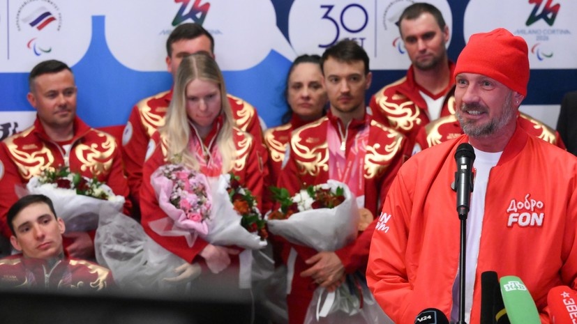     Роман Костомаров выступает перед паралимпийцами РИА Новости Григорий Сысоев