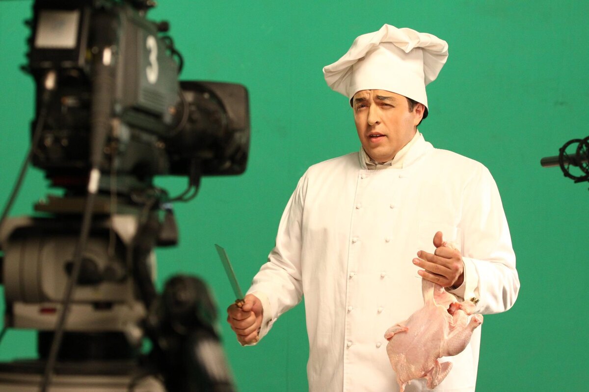 Кадр из телевизионной программы "Большая Разница", Владимир Кисаров в пародии на Стивена Сигала. Фото: Александр Третьяков. 