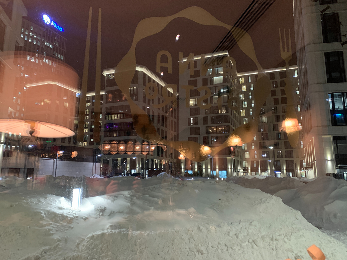 Вид на московскую зиму и ЖК ВТБ Арена Парк из окна Anna Bistro