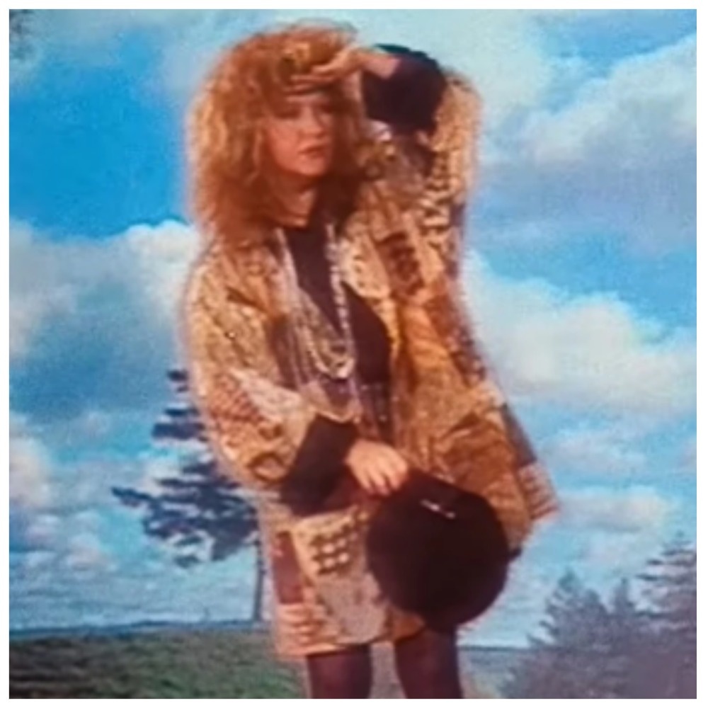 В этом же жакете Алла снималась в старом клипе "Фотограф" в 1989 году!