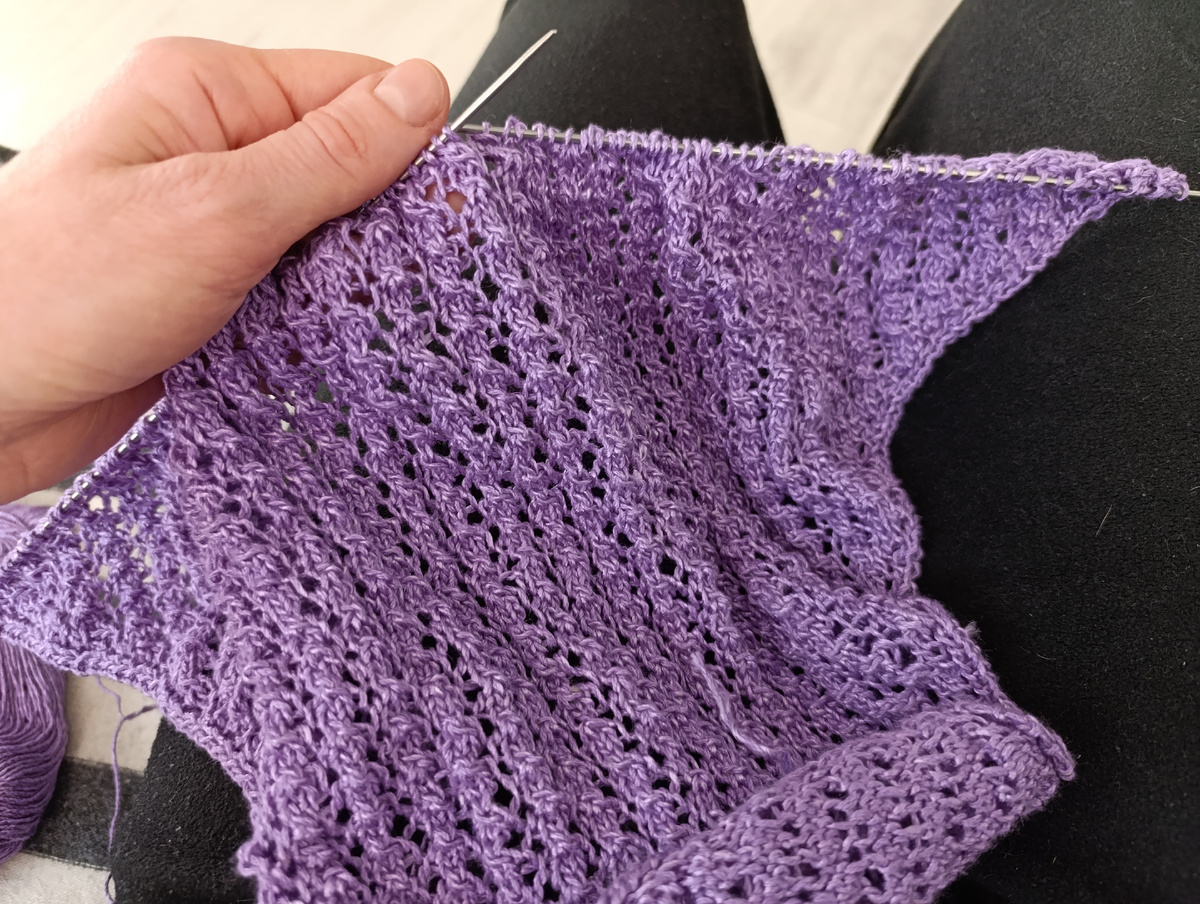 Должна получиться косынка-шарф треугольной формы