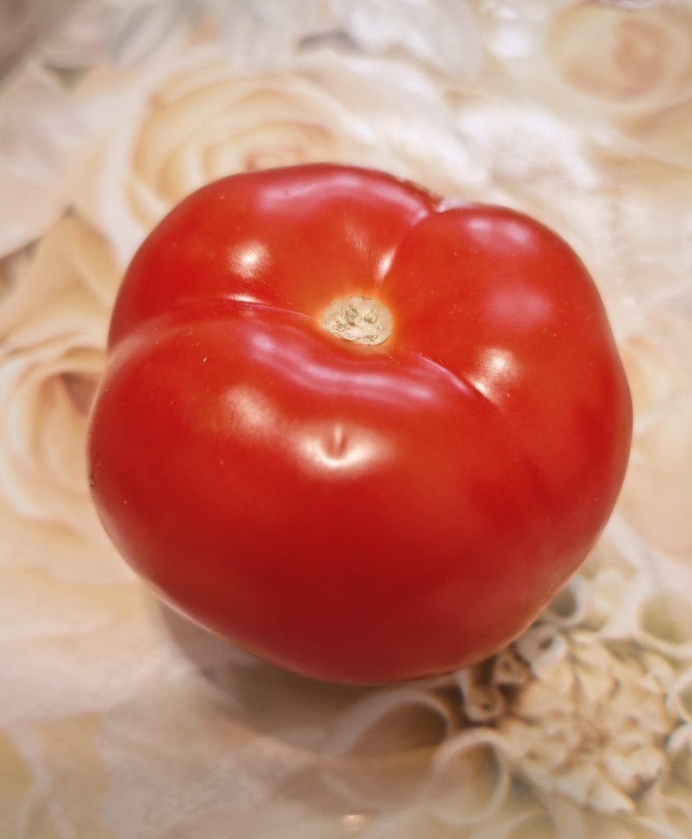 А это, кстати, помидор. Настоящий. И даже томаты теперь зимой можно найти настоящие, не "пластиковые". Пусть вокруг вас всё будет натуральным и настоящим!