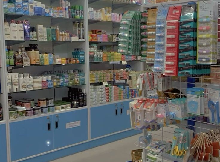 Почему я всегда смотрю на самую нижнюю полку в аптеке: хитрость фармацевтов, которая стоит нам тысяч.