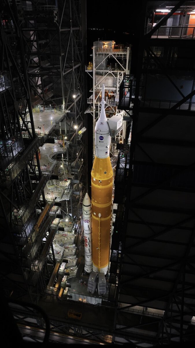 Ракета Space Launch System в здании VAB. Изображение: IXBT, NASA.