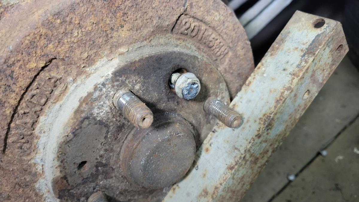 Побеждённый винт правого барабана