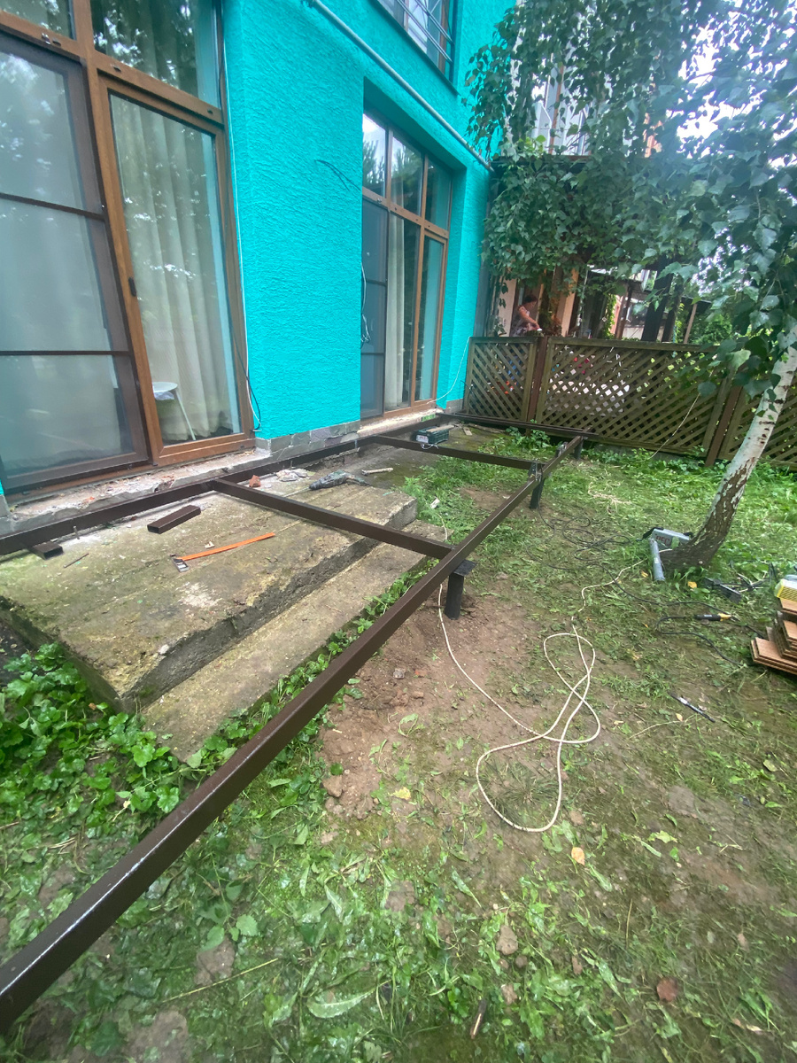 Вначале разметили и вкрутили сваи, обвязали их металлом