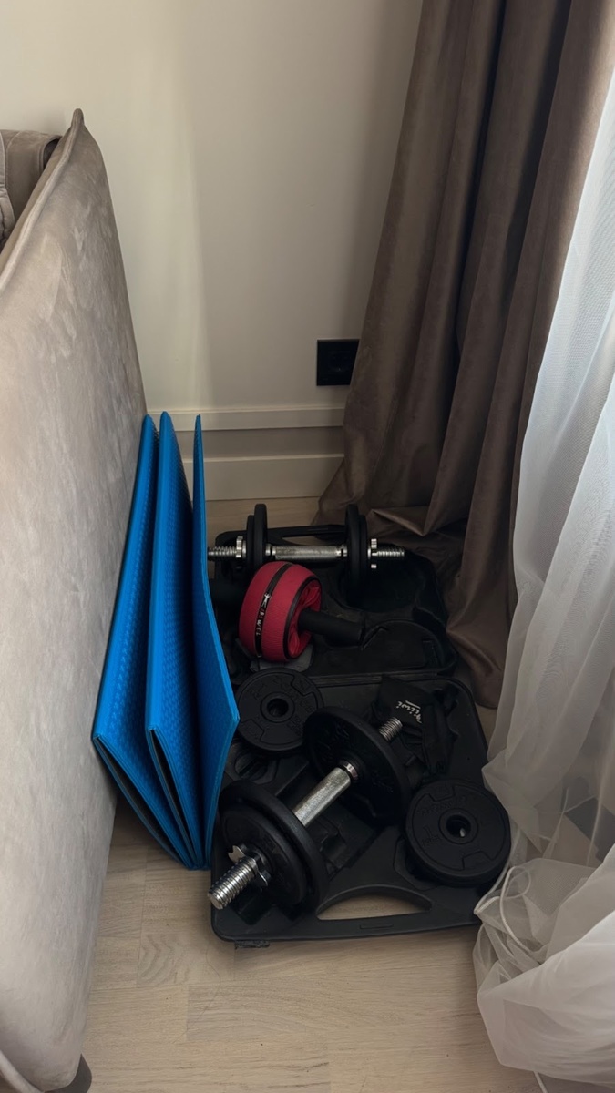 А так я храню свой “домашний тренажёрный зал” за диваном)