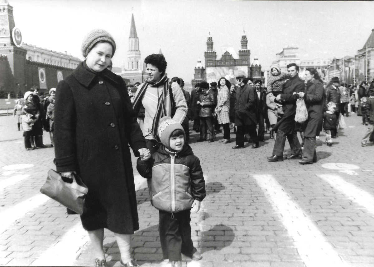 "Красная площадь, дочь и внучка", 1981 год. Фото: В.Сворцов.