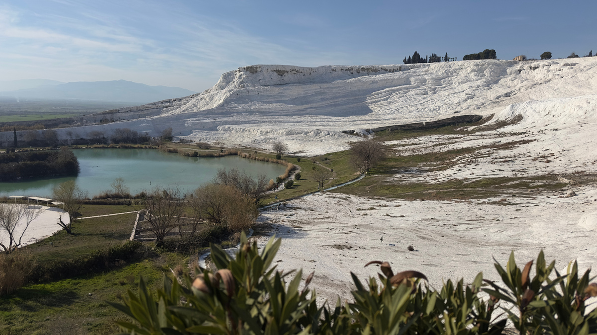 Вид на травертины со стороны "западных ворот"